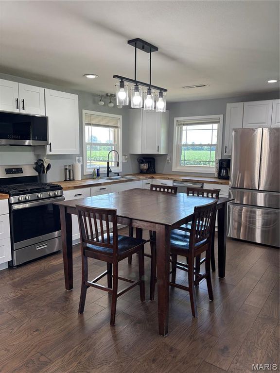 Image 20 of property listing at 23477 N Centennial Road, Jerseyville, IL 62052