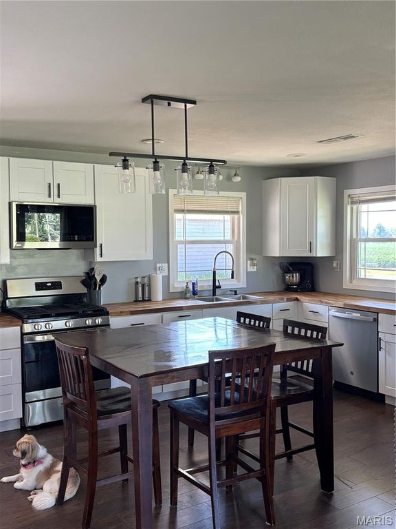 Image 3 of property listing at 23477 N Centennial Road, Jerseyville, IL 62052