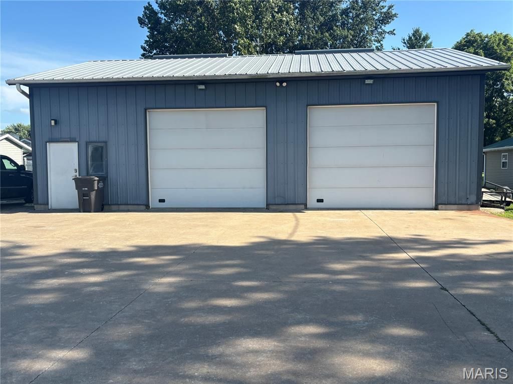 Image 5 of property listing at 23477 N Centennial Road, Jerseyville, IL 62052