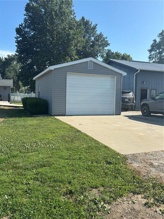 Image 6 of property listing at 23477 N Centennial Road, Jerseyville, IL 62052