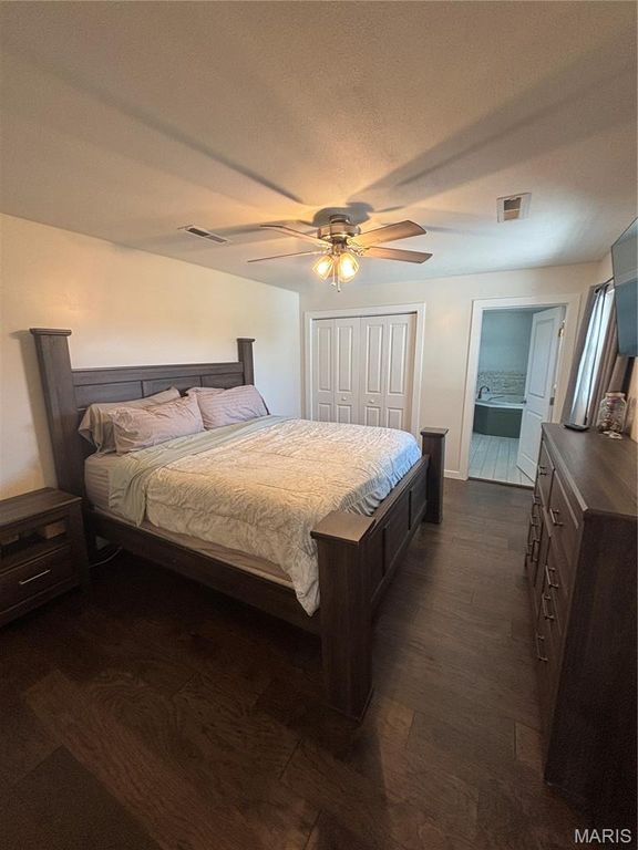 Image 7 of property listing at 23477 N Centennial Road, Jerseyville, IL 62052