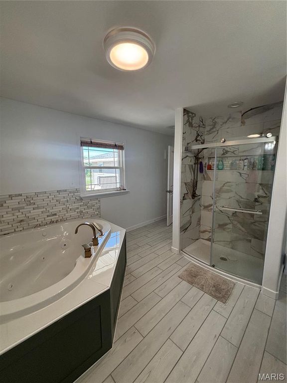 Image 8 of property listing at 23477 N Centennial Road, Jerseyville, IL 62052