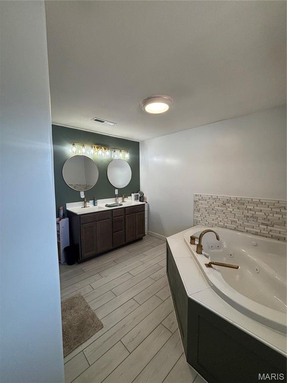 Image 9 of property listing at 23477 N Centennial Road, Jerseyville, IL 62052