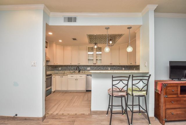 800 Country Place Drive 101, Houston, TX 77079