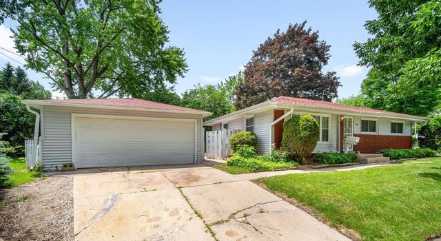 8851 W Daphne STREET, Milwaukee, WI 53224
