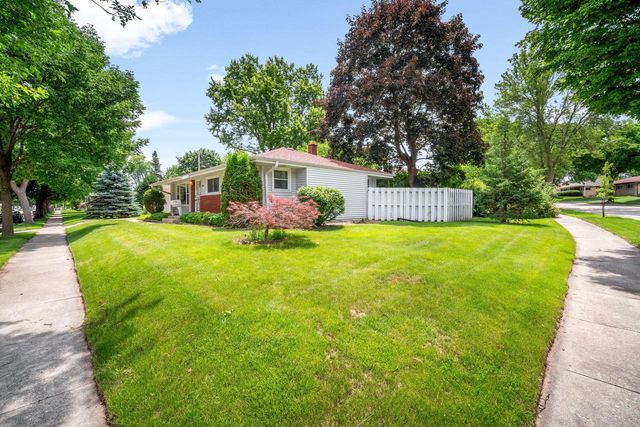 8851 W Daphne STREET, Milwaukee, WI 53224