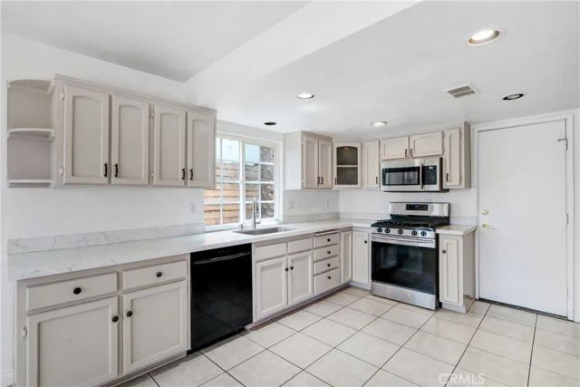 14716 Long View Drive, Fontana, CA 92337