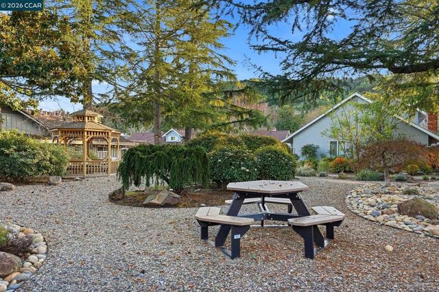 187 Miramonte Dr, Moraga, CA 94556