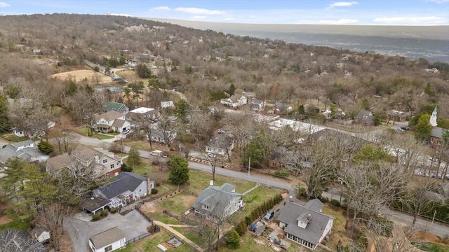 610 W Sunset Road, Lookout Mountain, TN 37350