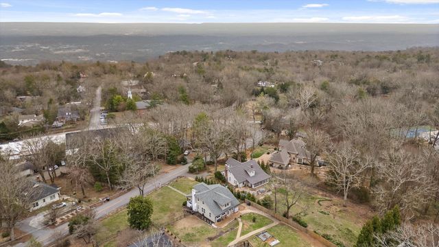 610 W Sunset Road, Lookout Mountain, TN 37350
