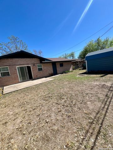 907 Big Bend Dr, Beeville, TX 78102