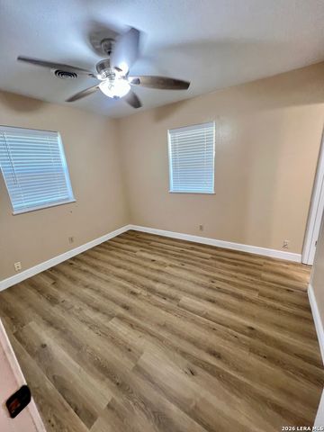 907 Big Bend Dr, Beeville, TX 78102