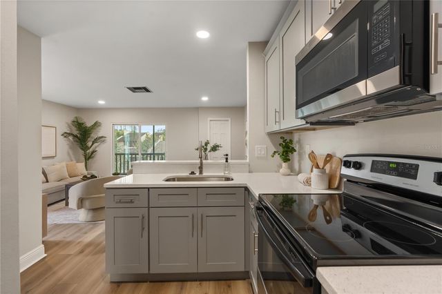 3848 N LAKE DRIVE 137, Tampa, FL 33614