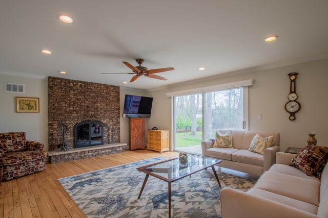 371 Red Oak Lane, Highland Park, IL 60035