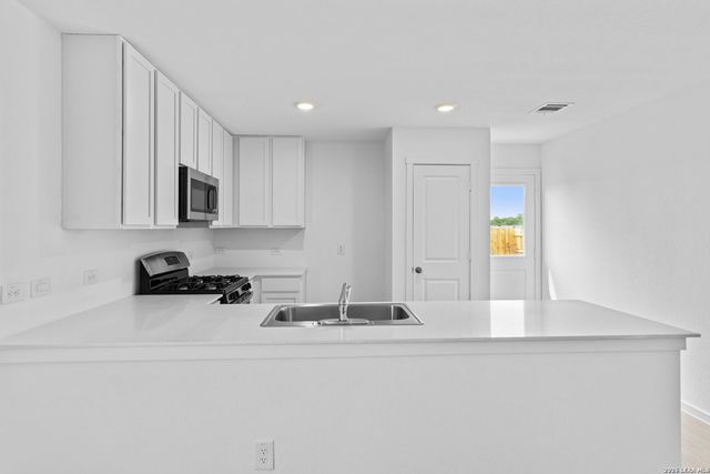 12731 Kathleen St, St Hedwig, TX 78152