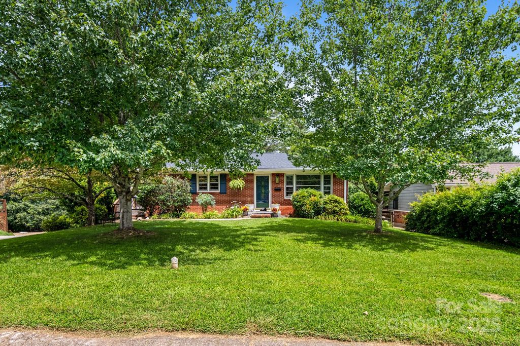 28 Woodgate Road, Asheville, NC 28806