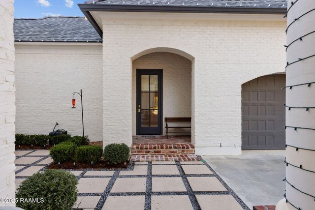 101 Kingfisher Drive, Lafayette, LA 70508