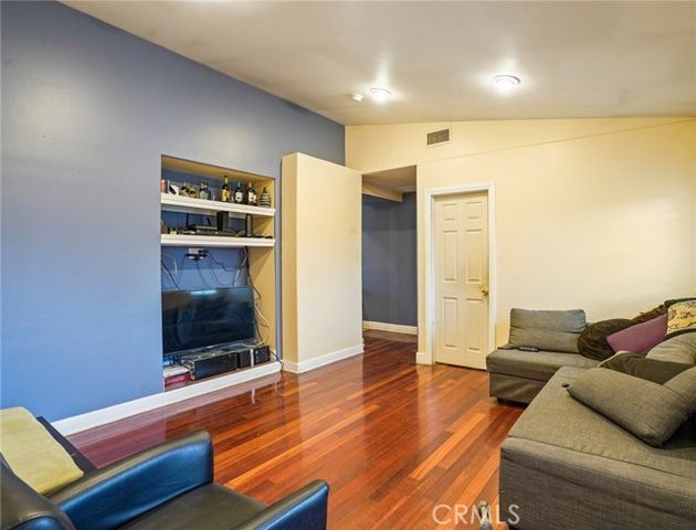 6355 Peach Avenue, Van Nuys (los Angeles), CA 91411