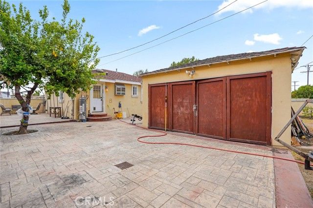 6355 Peach Avenue, Van Nuys (los Angeles), CA 91411