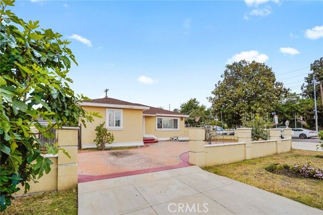 6355 Peach Avenue, Van Nuys (los Angeles), CA 91411