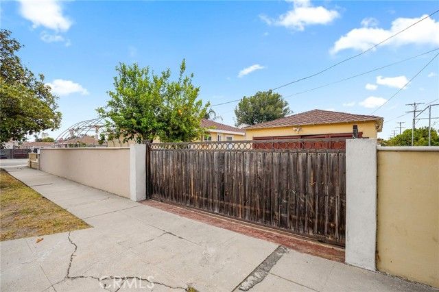 6355 Peach Avenue, Van Nuys (los Angeles), CA 91411