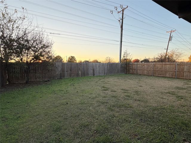 830 W Colony Drive, Arlington, TX 76001