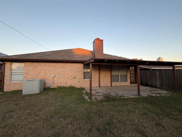 830 W Colony Drive, Arlington, TX 76001
