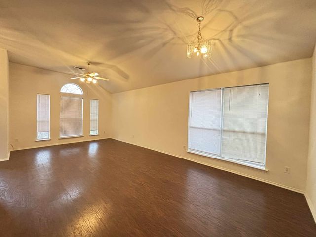 830 W Colony Drive, Arlington, TX 76001