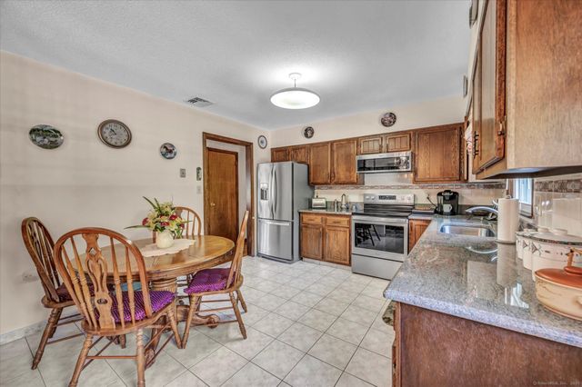 27 Cooper Hill Court, Hamden, CT 06514