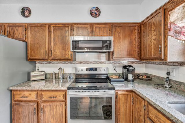 27 Cooper Hill Court, Hamden, CT 06514