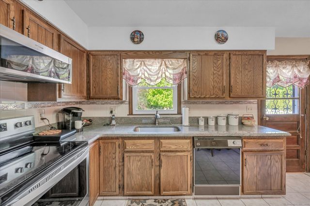 27 Cooper Hill Court, Hamden, CT 06514