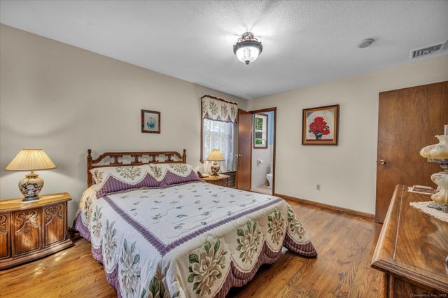 27 Cooper Hill Court, Hamden, CT 06514