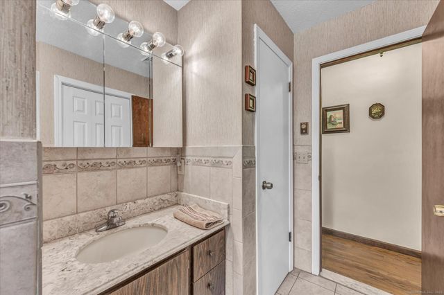 27 Cooper Hill Court, Hamden, CT 06514
