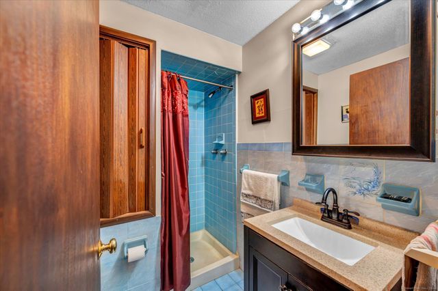 27 Cooper Hill Court, Hamden, CT 06514