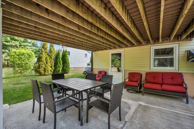 27 Cooper Hill Court, Hamden, CT 06514