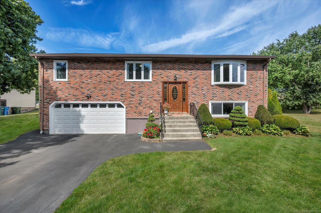 27 Cooper Hill Court, Hamden, CT 06514