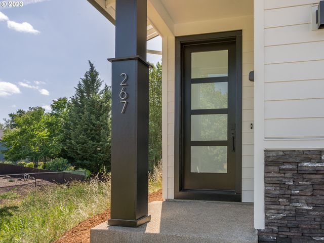 267 SUNDAY Dr, Creswell, OR 97426