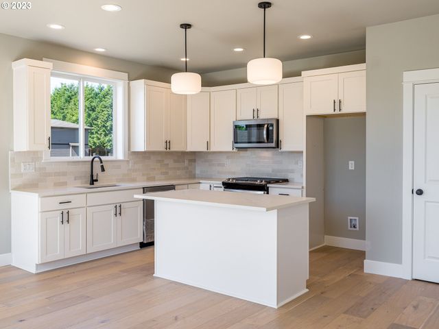 267 SUNDAY Dr, Creswell, OR 97426