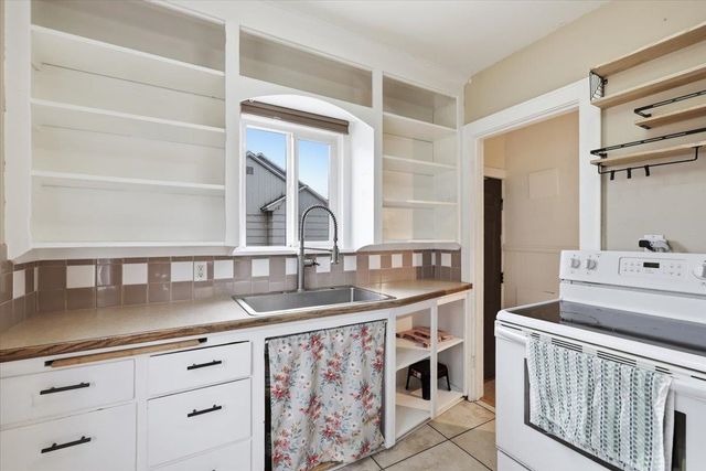 3923 N Hawthorne St, Spokane, WA 99205