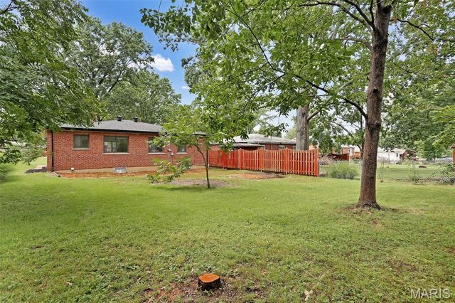8230 Villaton Drive, St Louis, MO 63123
