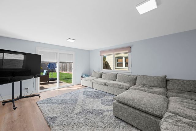 8709 W Madison Drive, Niles, IL 60714