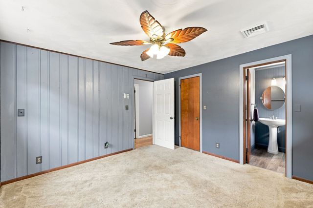 50 Taylor St, Granby, MA 01033