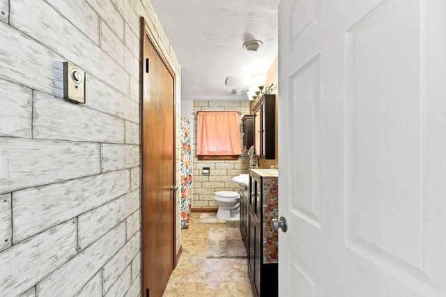50 Taylor St, Granby, MA 01033