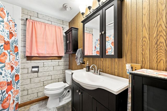50 Taylor St, Granby, MA 01033