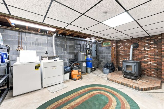 50 Taylor St, Granby, MA 01033