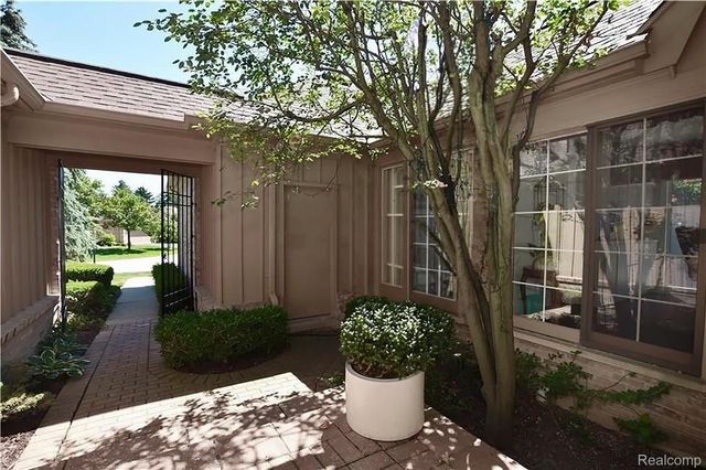 22080 Orchard Way 37, Beverly Hills Village, MI 48025