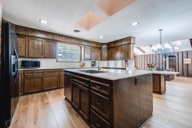 130 BAILEY Avenue, Dumas, TX 79029