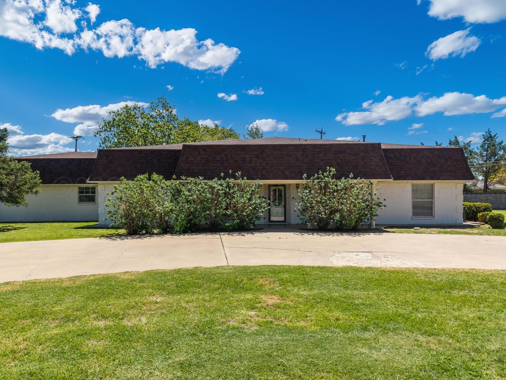 130 BAILEY Avenue, Dumas, TX 79029