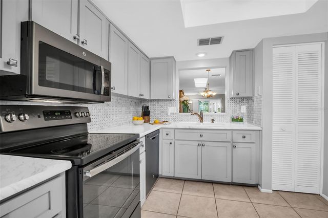 860 MACLAREN DRIVE N B, Palm Harbor, FL 34684