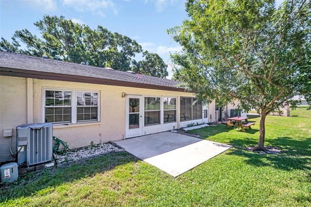 860 MACLAREN DRIVE N B, Palm Harbor, FL 34684